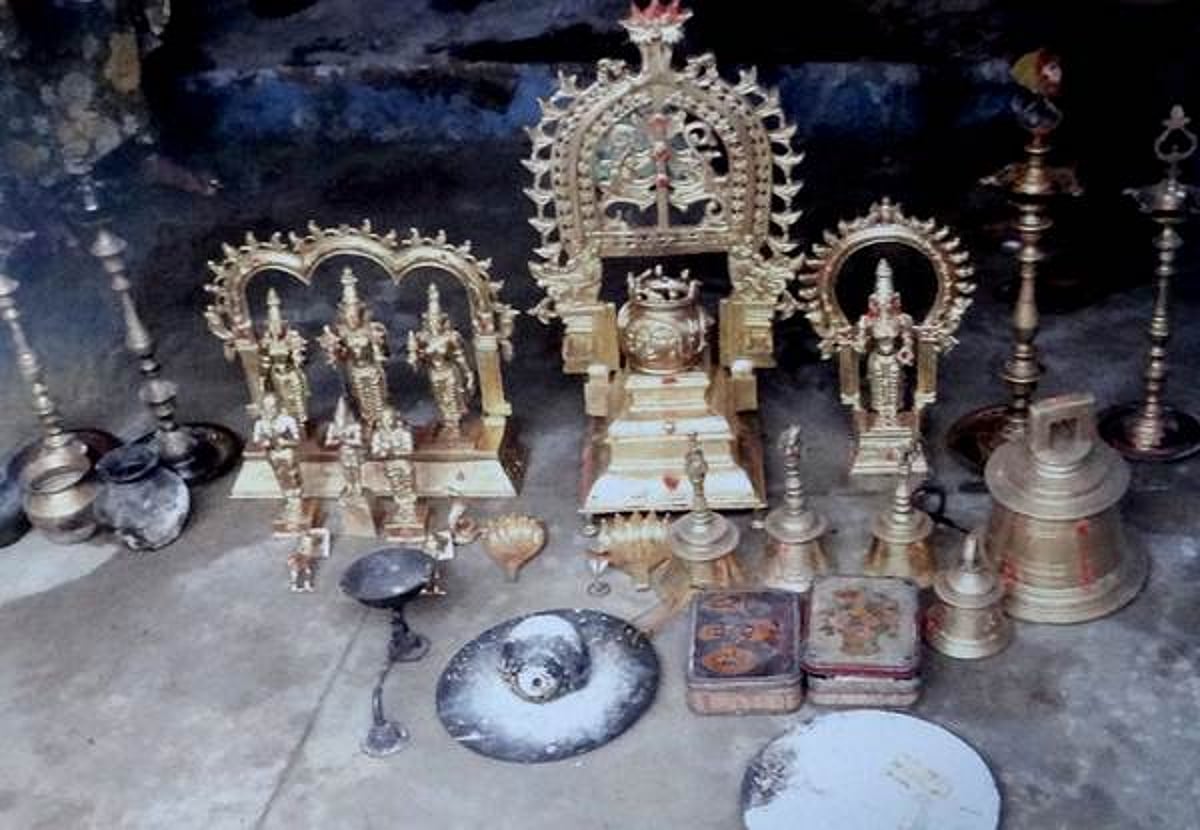 பழனியருகே கோயில் பிரச்னையில் பூசாரி வீட்டில் இருந்த சிலைகள் கைப்பற்றப்பட்டு வருவாய் துறையிடம் ஒப்படைப்பு